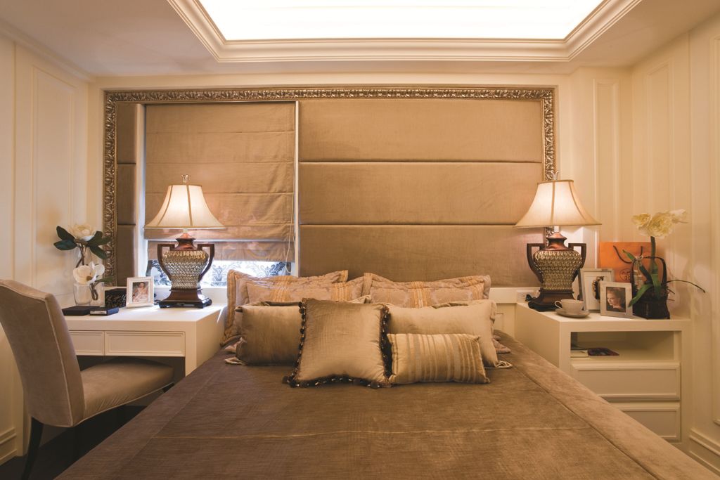 新古典主义风格卧室床头窗户设计