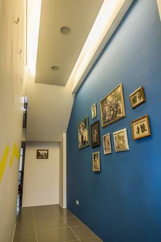 现代家居过道蓝色相片墙欣赏
