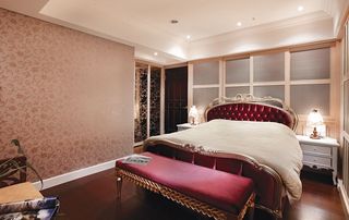 高贵典雅欧式设计卧室床尾凳布置图
