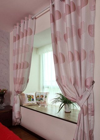 现代婚房卧室飘窗窗帘装饰图