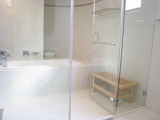 卫生间简约淋浴房玻璃隔断效果图