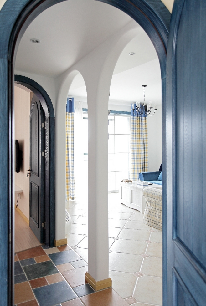 蓝白地中海风格家居过道拱形门装饰图