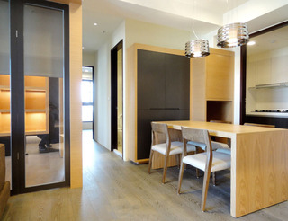 简约现代2平米餐厅 原木餐桌设计
