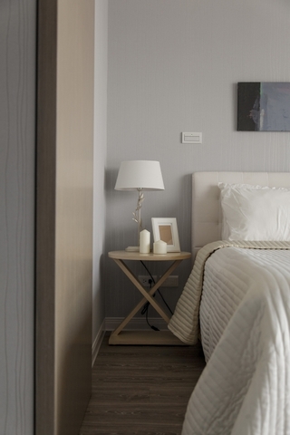 素雅现代风格卧室床头白色台灯装饰图