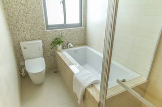 简约现代家居卫生间浴缸设计