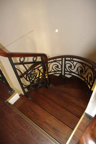 古典欧式别墅旋转楼梯设计装修图