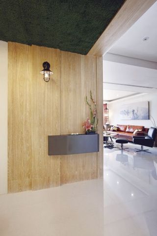简约现代室内 过道原木背景墙设计