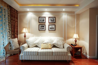 优雅美式客厅沙发照片墙设计