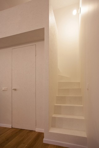 白色简约宜家风 转角楼梯设计