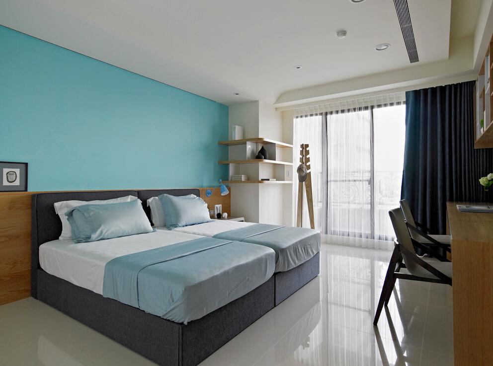 清新时尚现代卧室床头绿色背景墙装潢图