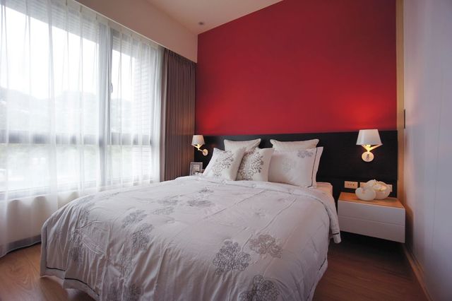 靓丽后现代风卧室红色背景墙装饰效果图