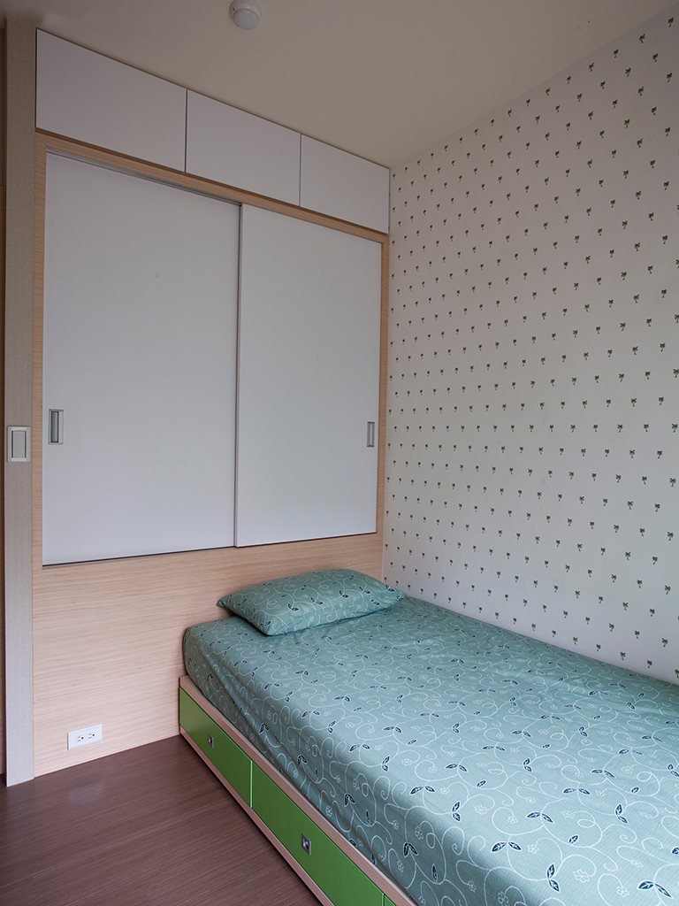 日式简约儿童房床头衣柜设计