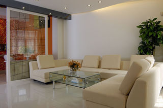 明亮现代简约客厅米白色沙发装饰效果图