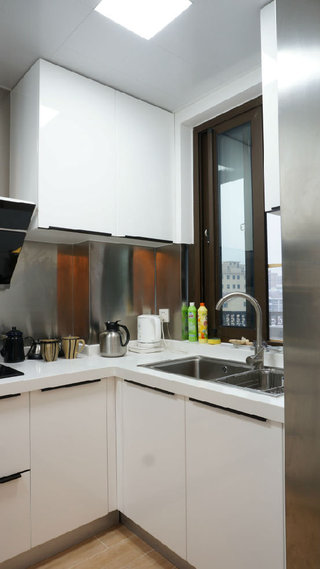 白色简约现代厨房橱柜装饰图