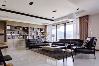 现代公寓客厅黑色家具装饰图