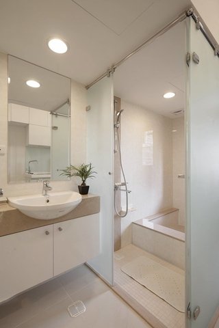 舒适简约卫生间淋浴房隔断设计