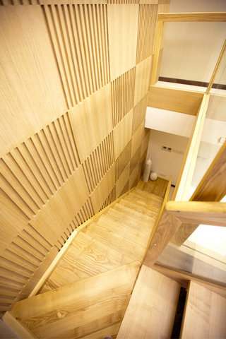 简中式复式楼 原木楼梯设计