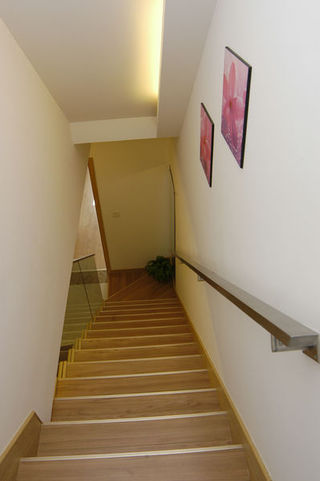 简约现代家装实木楼梯装饰效果图