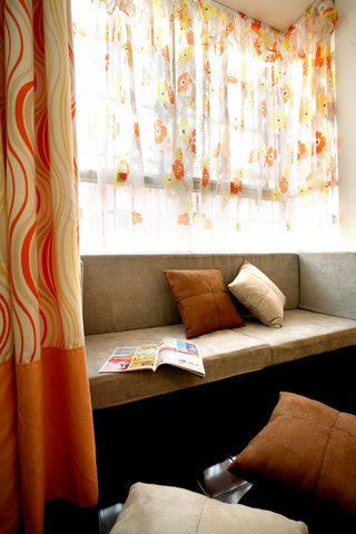 温馨现代风飘窗橙色窗帘设计