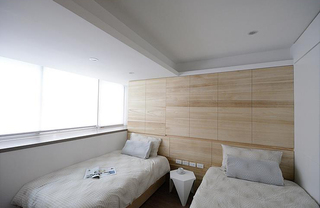 简约日式卧室原木背景墙设计