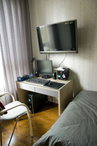 简约现代卧室电脑桌放置