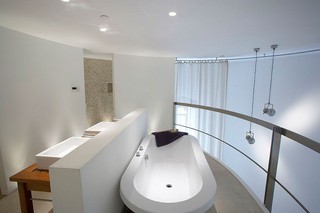 白色简约卫生间浴缸装饰图