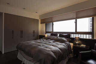 素雅现代卧室采光窗户设计