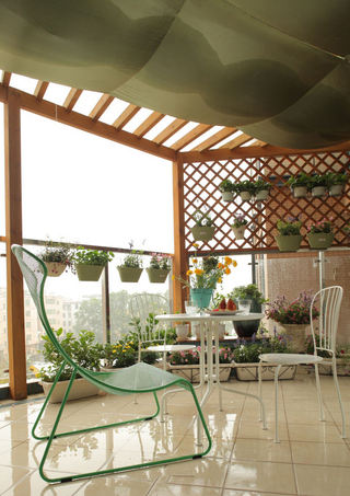 地中海风格家庭阳台小花园装饰欣赏图