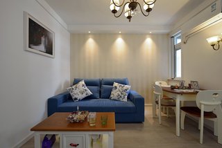 小户型客厅地中海风格蓝色双人沙发装饰图