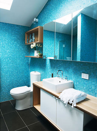 现代卫生间清爽蓝色马赛克瓷砖背景墙装饰欣赏图