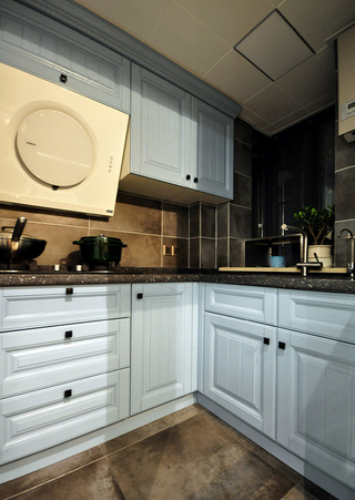 复古美式厨房白色橱柜设计