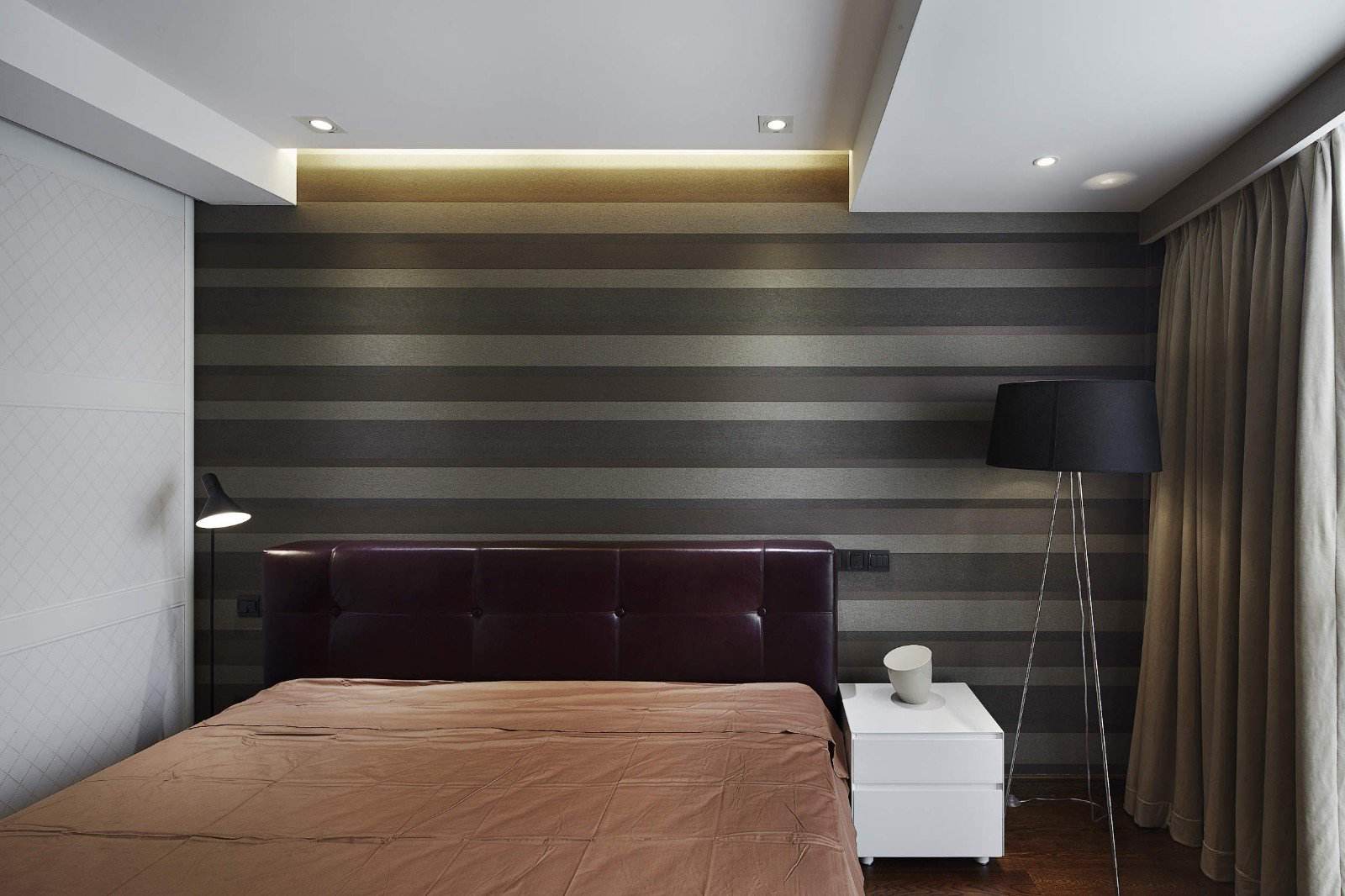 时尚现代风卧室条纹背景墙设计