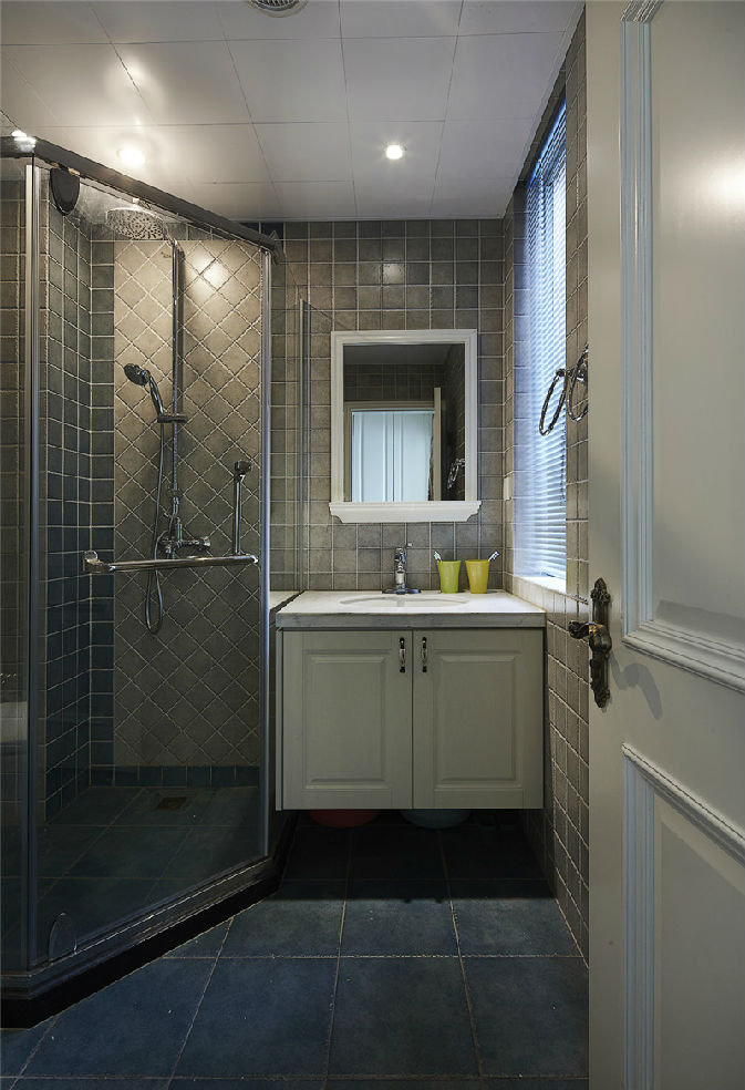 灰色简美式卫生间淋浴房设计