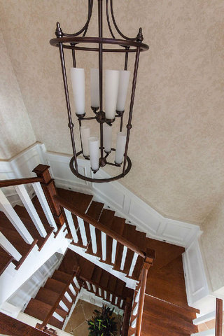 美式风格别墅楼梯装饰图
