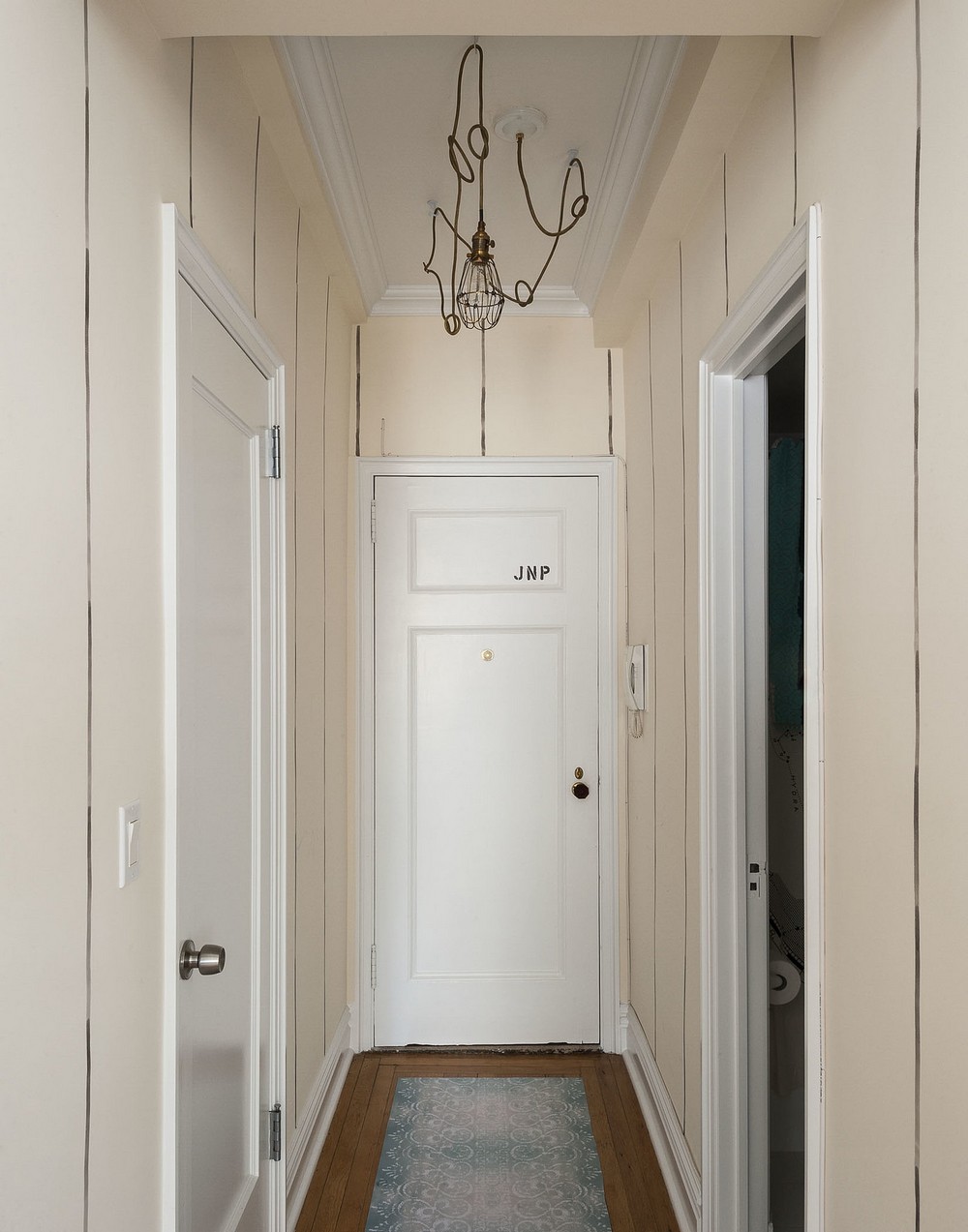 米白色简洁现代小户型入户玄关吊灯装饰图