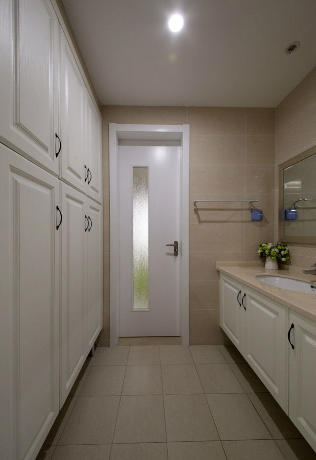 现代简约卫生间白色门装饰