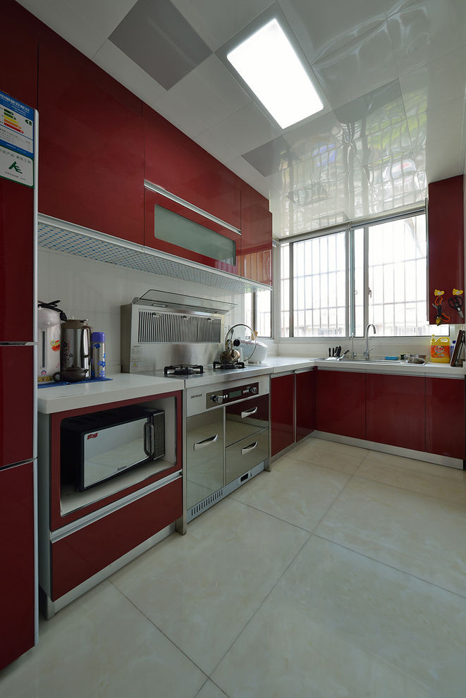 暖色调现代厨房烤漆橱柜设计