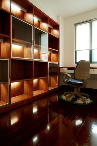 温馨简中式书房 实木置物架设计