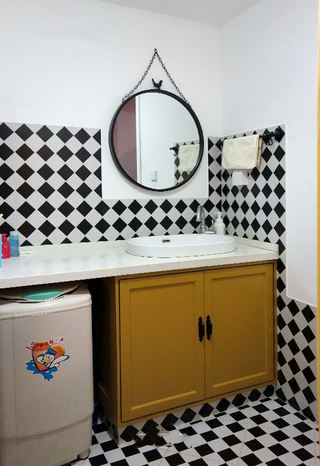 简约时尚设计 卫生间黑白瓷砖装饰图