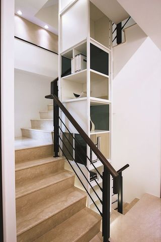 时尚现代装修 复式楼梯间的书架设计