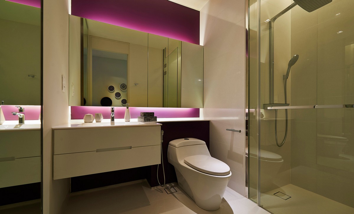 时尚现代卫生间浴室镜玫红色背景装饰效果图