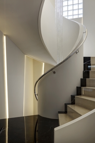 豪华大气现代别墅旋转楼梯设计装修图