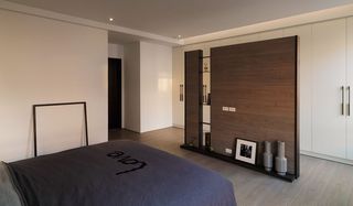 咖色系现代日式卧室实木隔断设计
