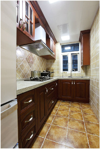 贵气美式风格L型厨房橱柜装饰效果图