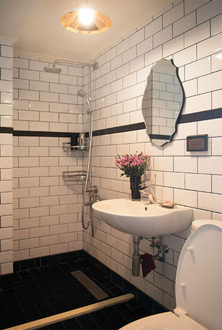 简朴现代家装卫生间黑色腰线装饰效果图