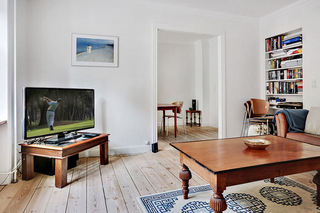 自然简约北欧风格小户型客厅简易电视桌装饰图
