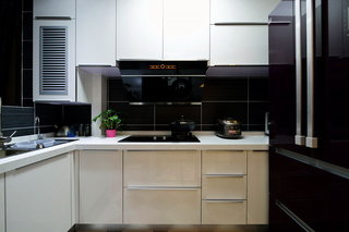 黑白简约现代厨房装饰图
