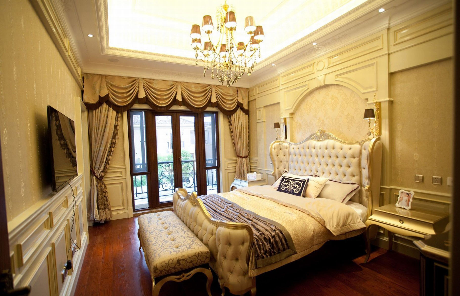 时尚欧式古典设计别墅卧室装修图