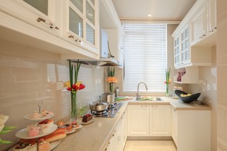 优雅新古典风格厨房 白色橱柜设计