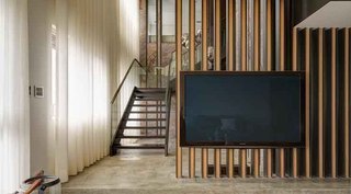 时尚现代风跃层 木质电视背景墙设计